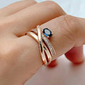 Anillo vintage de oro rosa con circonitas cúbicas azules y forma de cruz