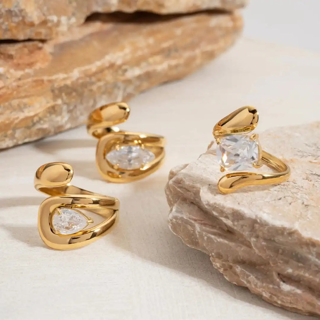Anillo de circonita "Gota de Agua" de oro atemporal
