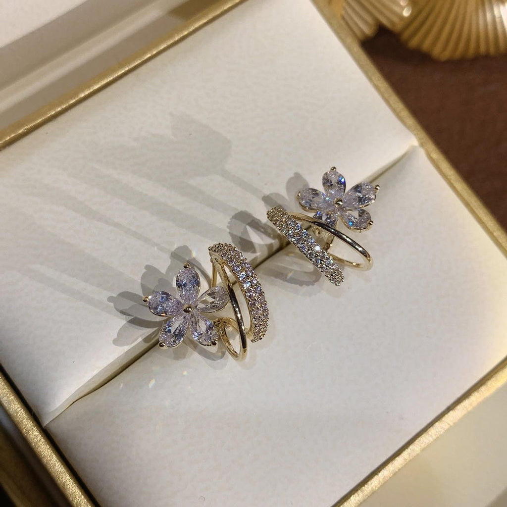 Pendientes florales dorados con circonitas
