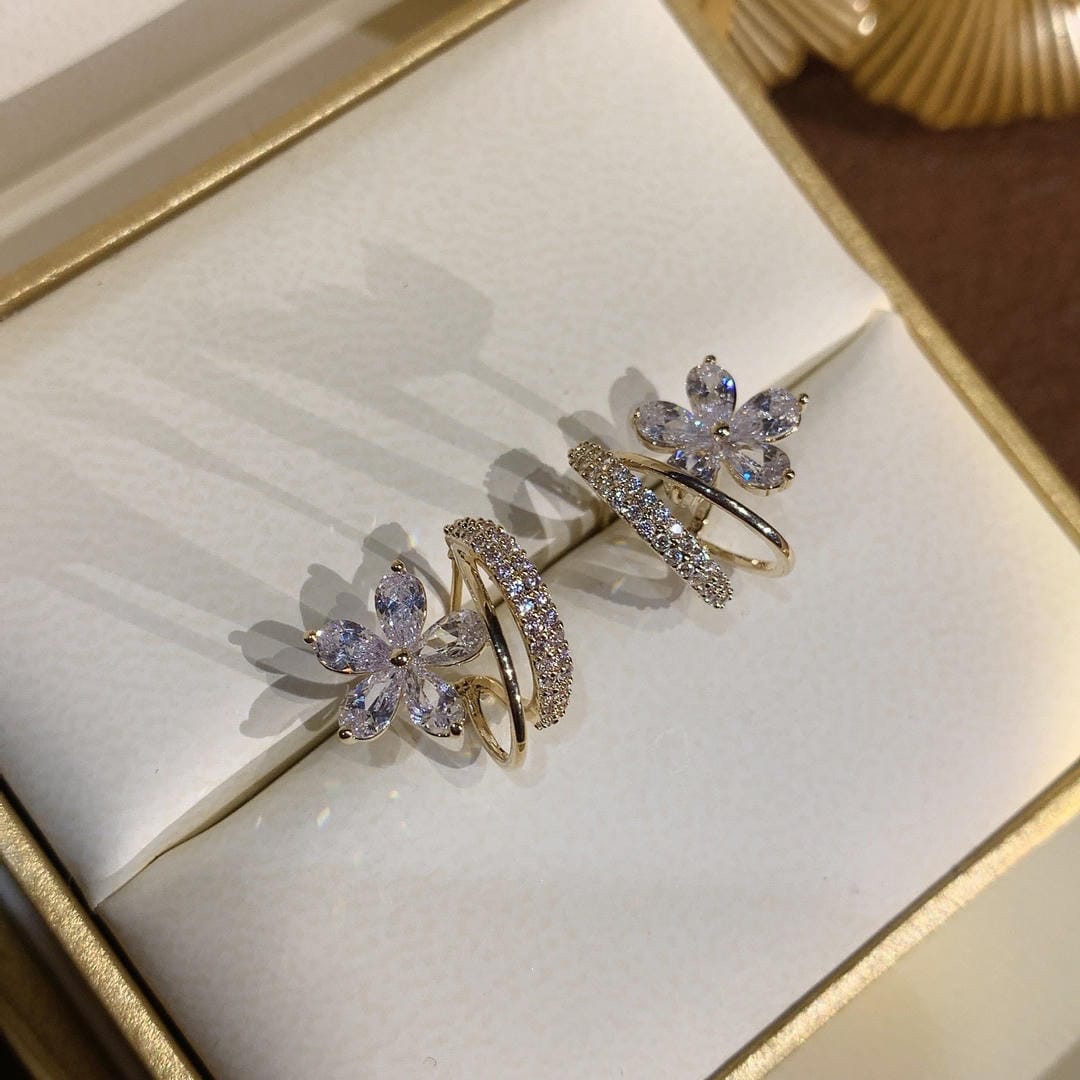 Pendientes florales dorados con circonitas