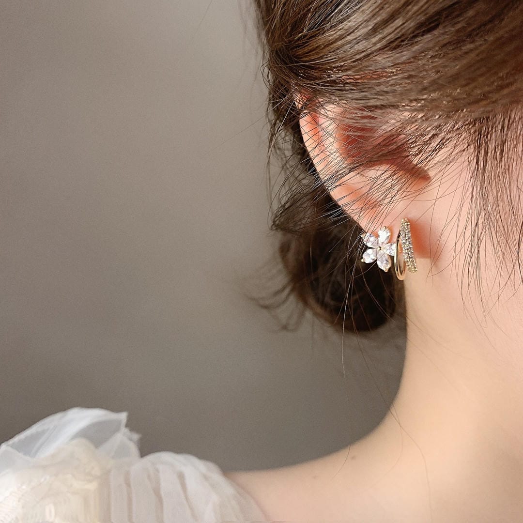 Pendientes florales dorados con circonitas