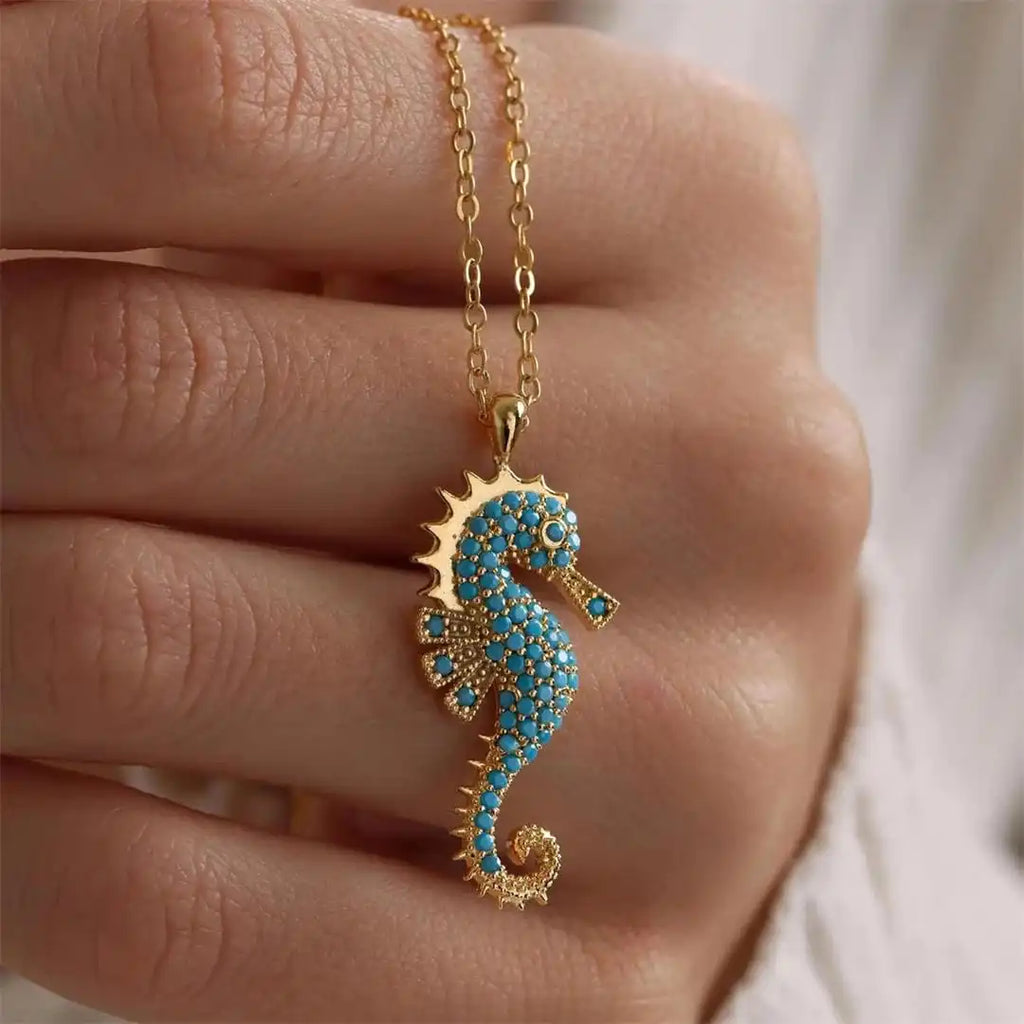 Collar con colgante de caballito de mar dorado y turquesa