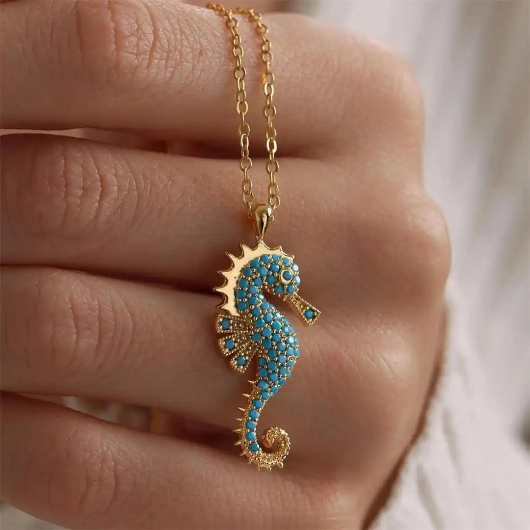 Collar con colgante de caballito de mar dorado y turquesa