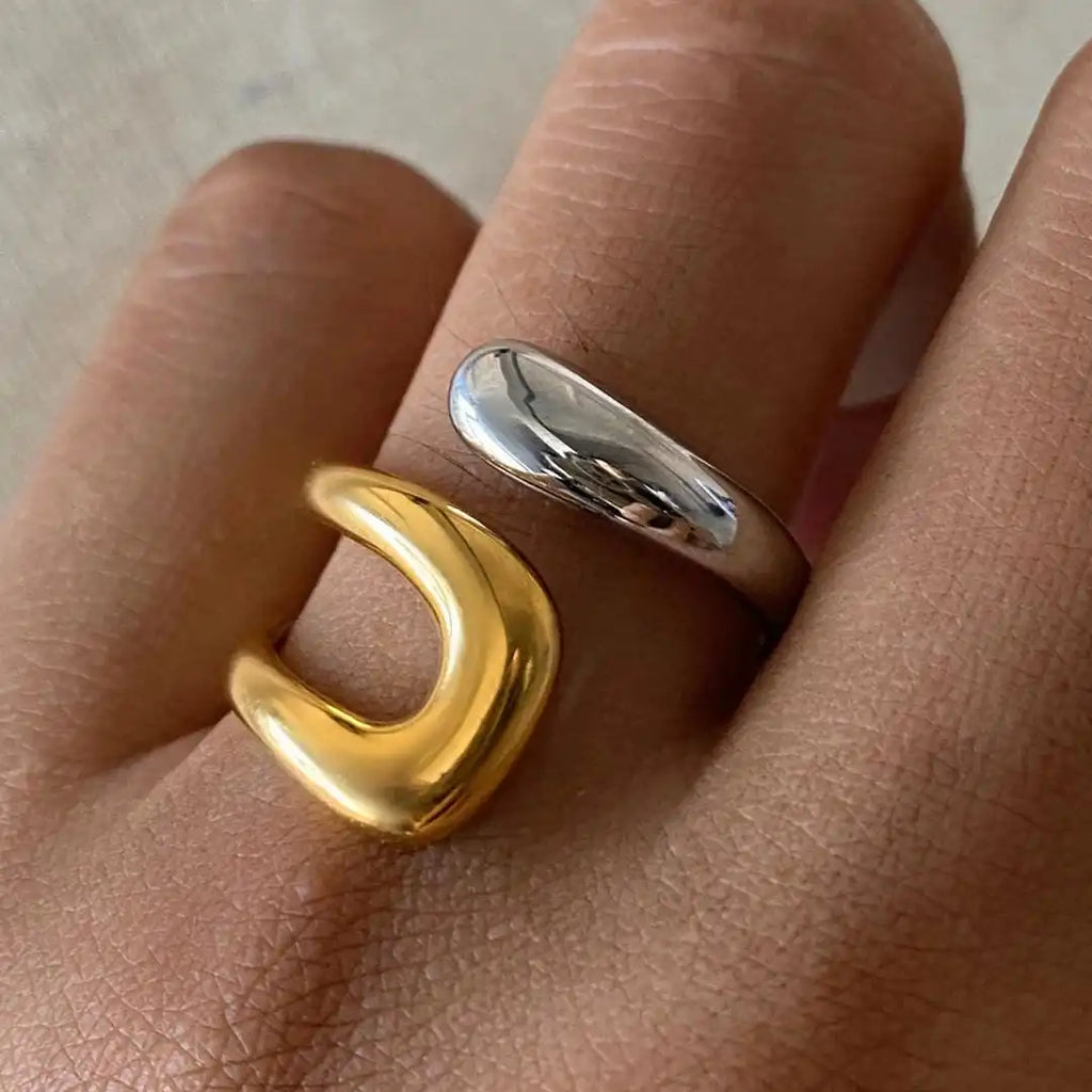 Anillo abierto de oro atemporal