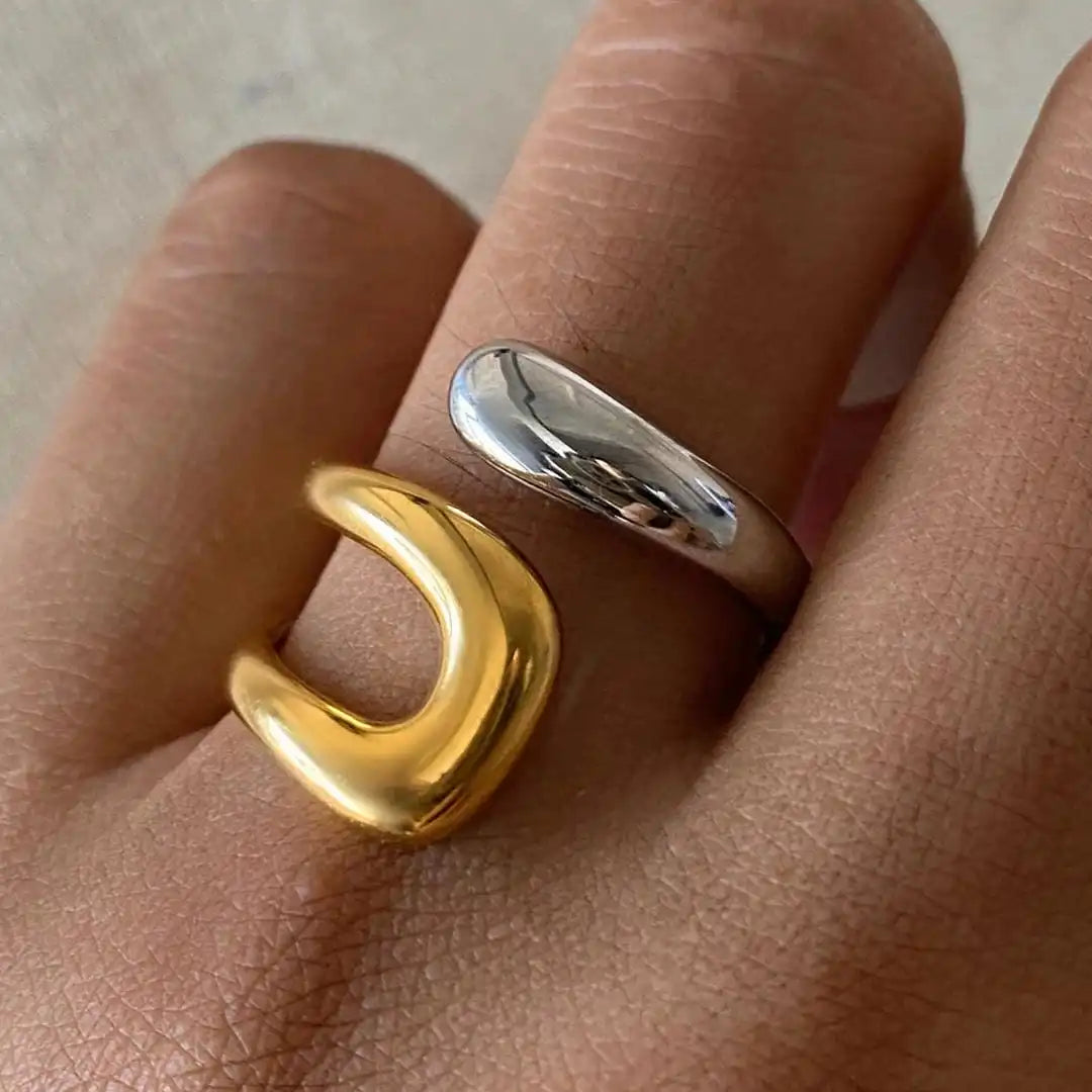 Anillo abierto de oro atemporal