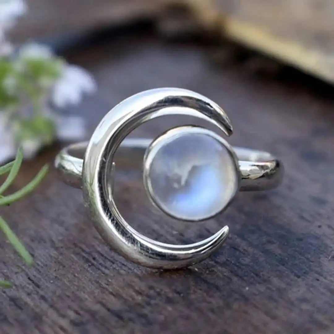 Anillo de luna creciente de piedra lunar de plata