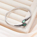Pulsera vintage con gemas de colores y diseño tribal