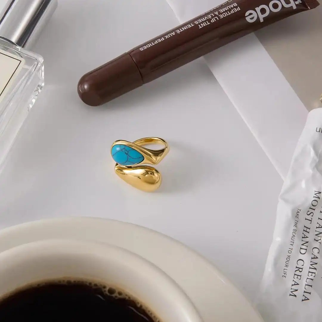 Anillo ajustable con piedra turquesa en forma de lágrima y baño de oro