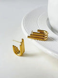 Pendientes de oro acanalados curvos lustrosos