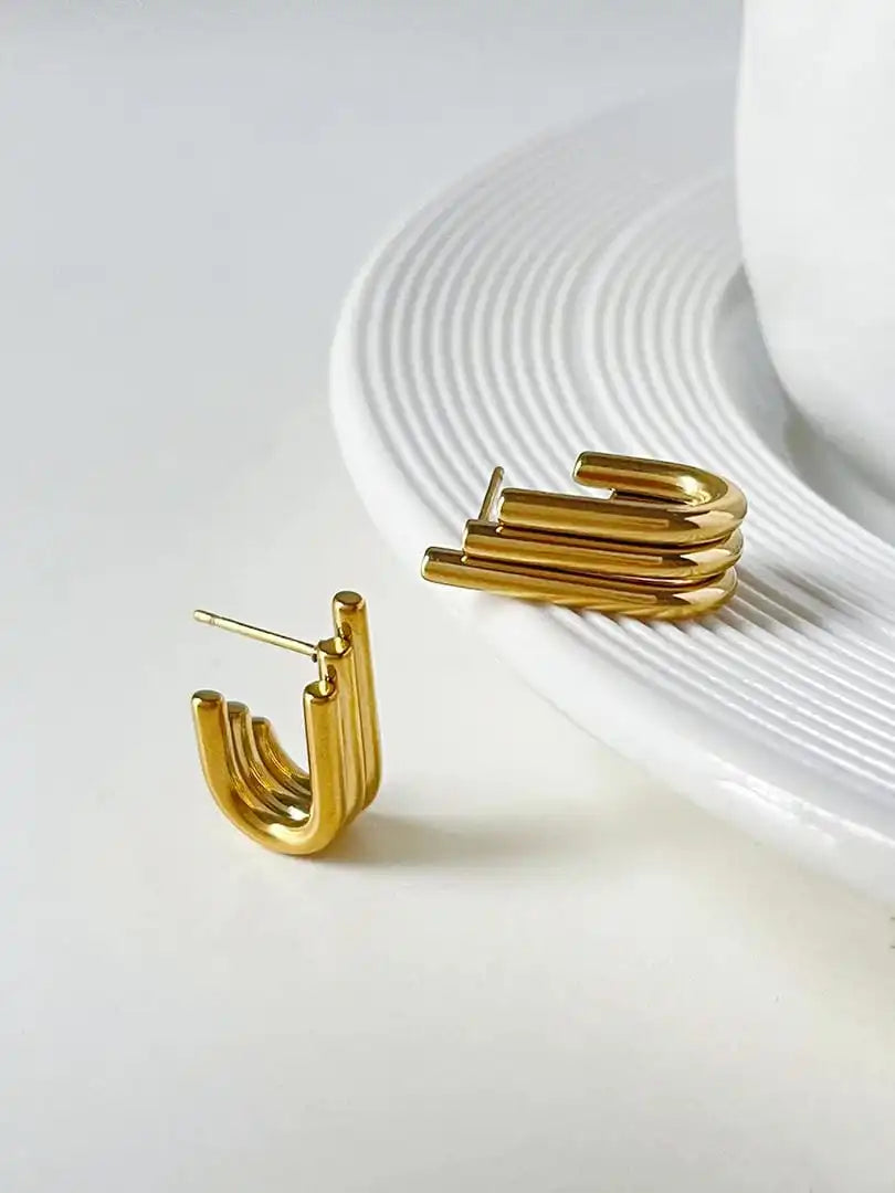 Pendientes de oro acanalados curvos lustrosos