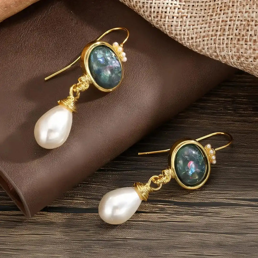 Pendientes de perlas y piedra negra de geometría