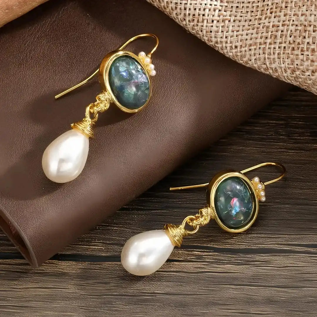Pendientes de perlas y piedra negra de geometría
