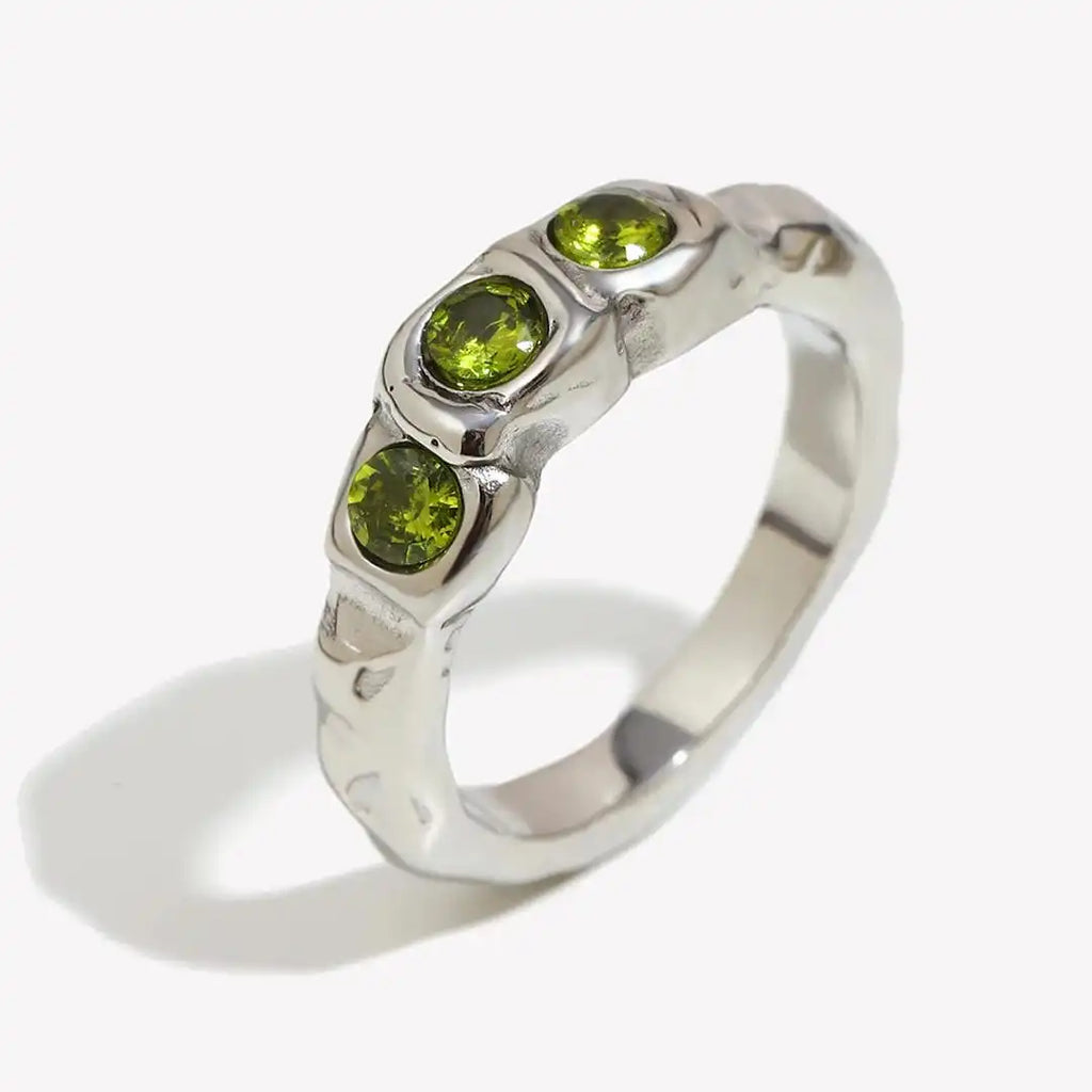 Anillo vintage de piedras preciosas con incrustaciones doradas