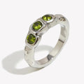 Anillo vintage de piedras preciosas con incrustaciones doradas