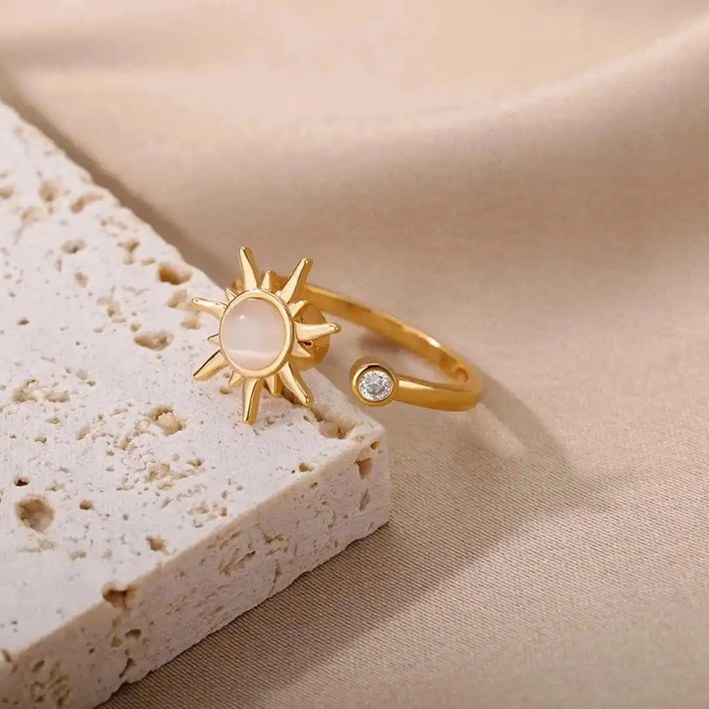 Anillo de oro Celestial Sunbeam con piedra lunar