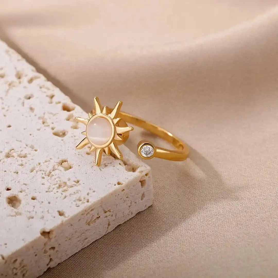 Anillo de oro Celestial Sunbeam con piedra lunar