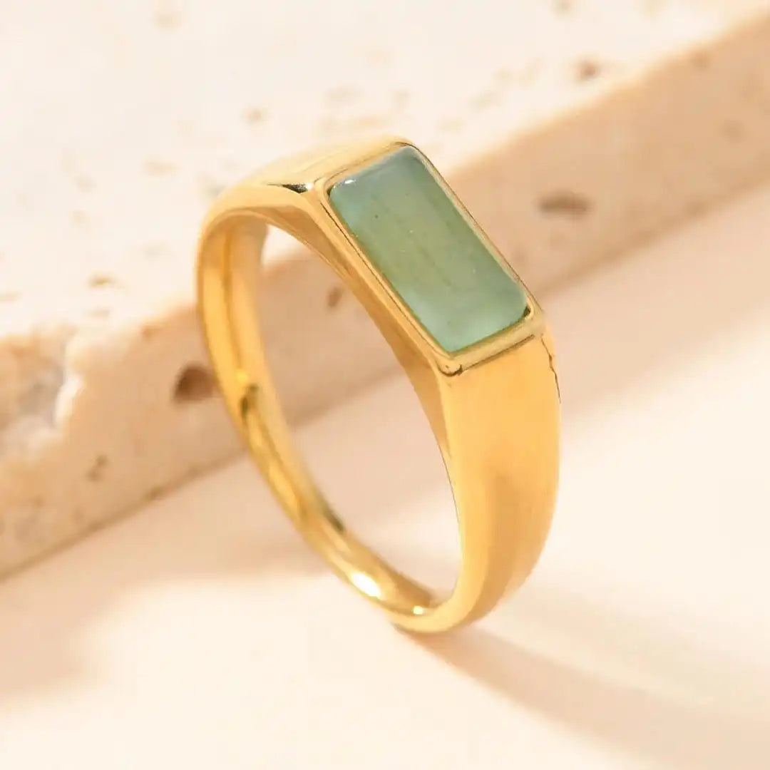 Anillos de oro con piedras preciosas rectangulares elegantes