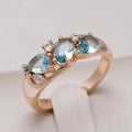 Anillo de oro rosa vintage con circonita azul