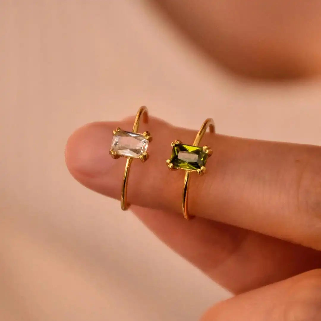 Anillo dorado ajustable y delicado con gema de colores