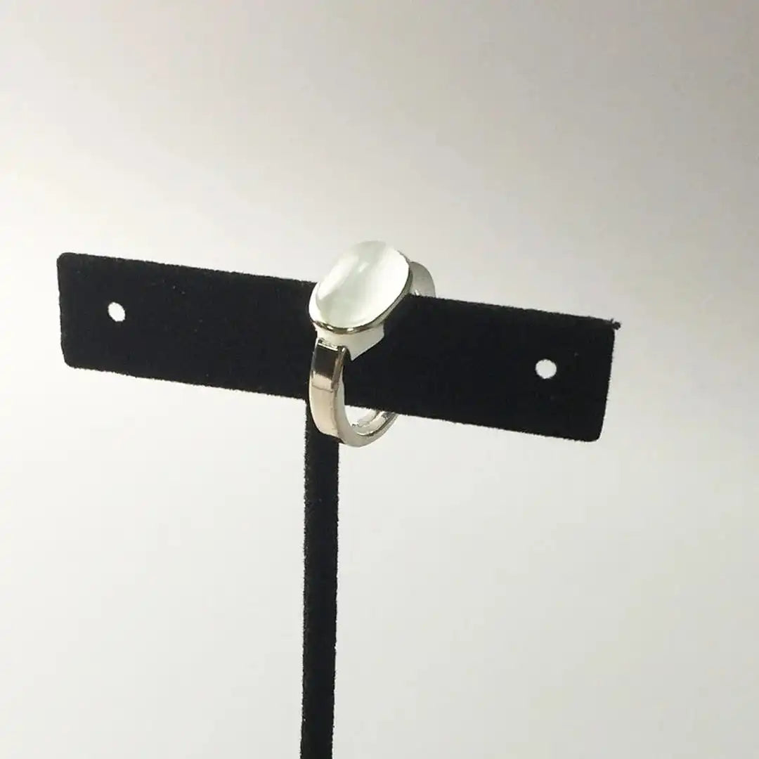 Anillo llamativo ajustable con cabujón blanco plateado