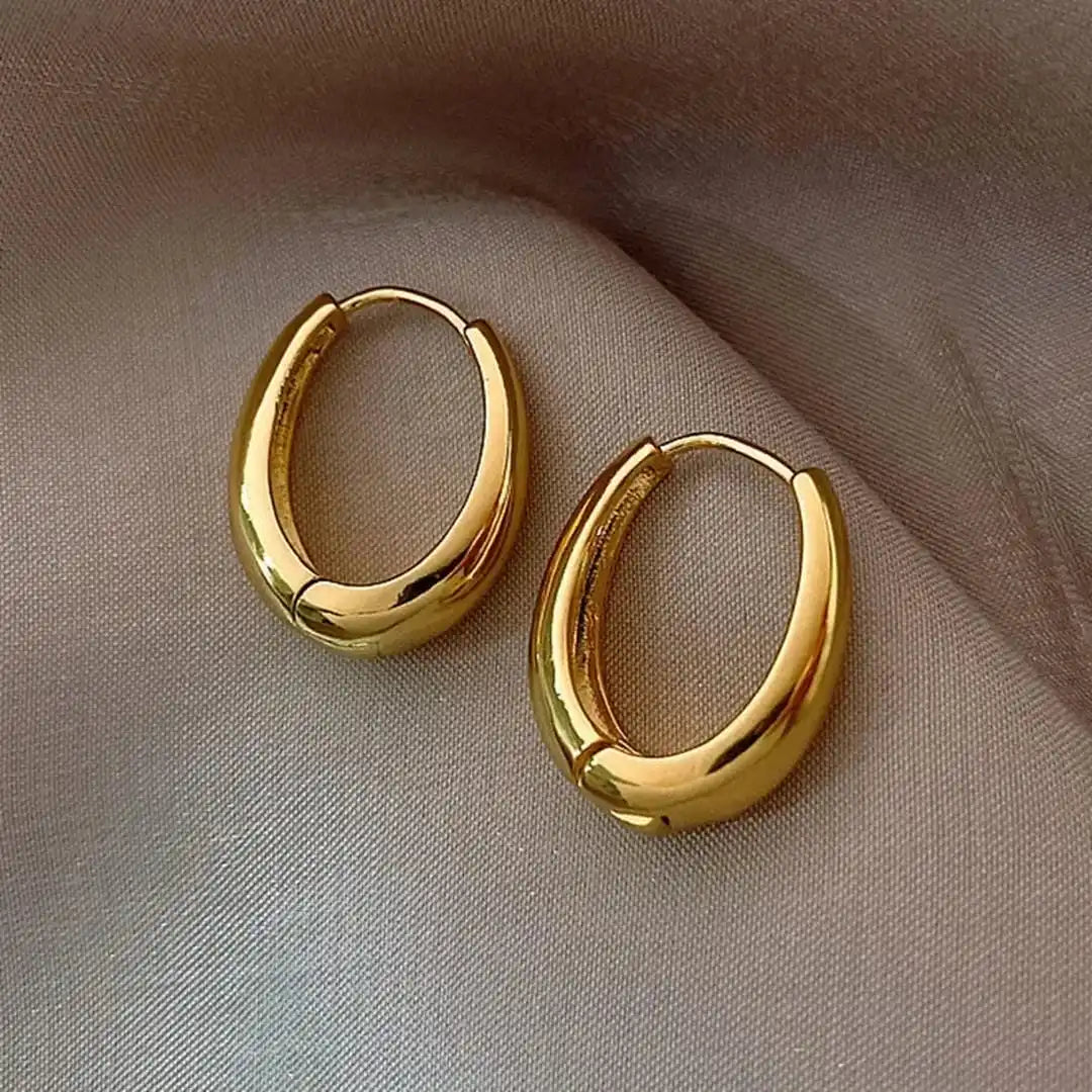 Aretes clásicos de aro dorados