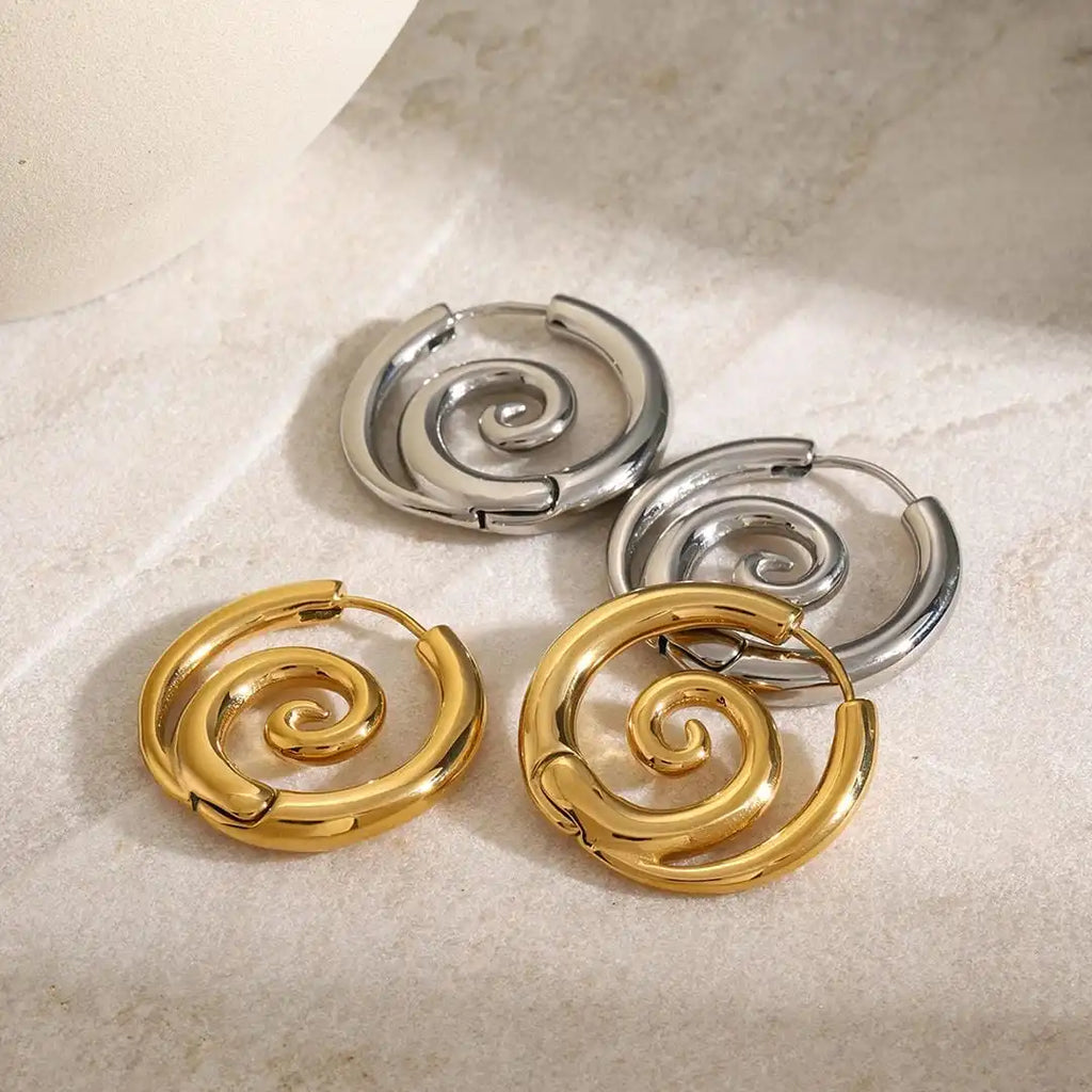 Pendientes atemporales de espiral dorada