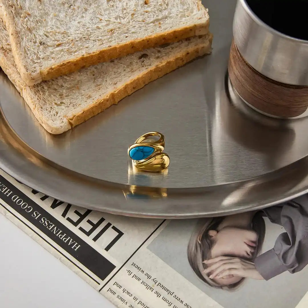Anillo ajustable con piedra turquesa en forma de lágrima y baño de oro