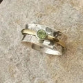 Anillo de plata y oro martillados con peridoto