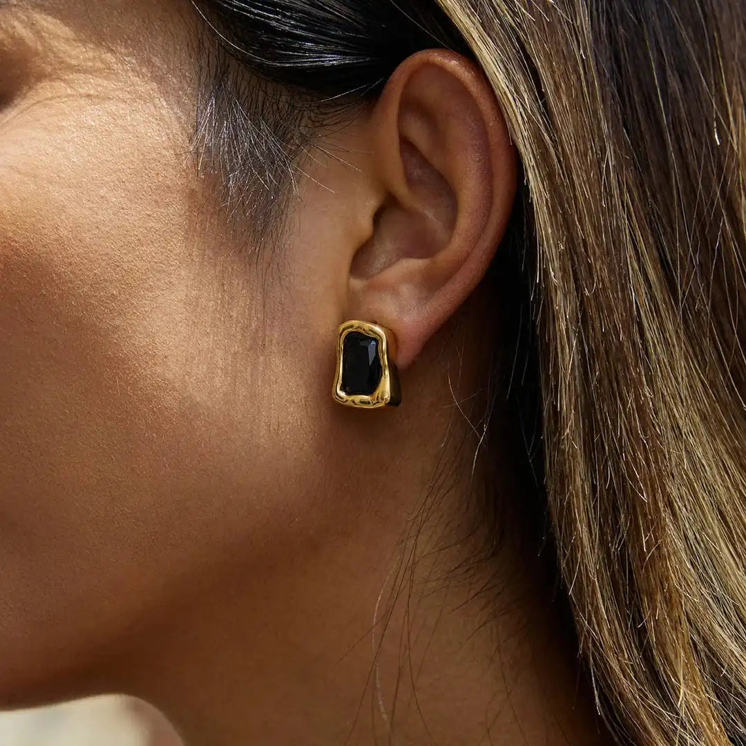 Pendientes cuadrados de circonita de oro atemporales
