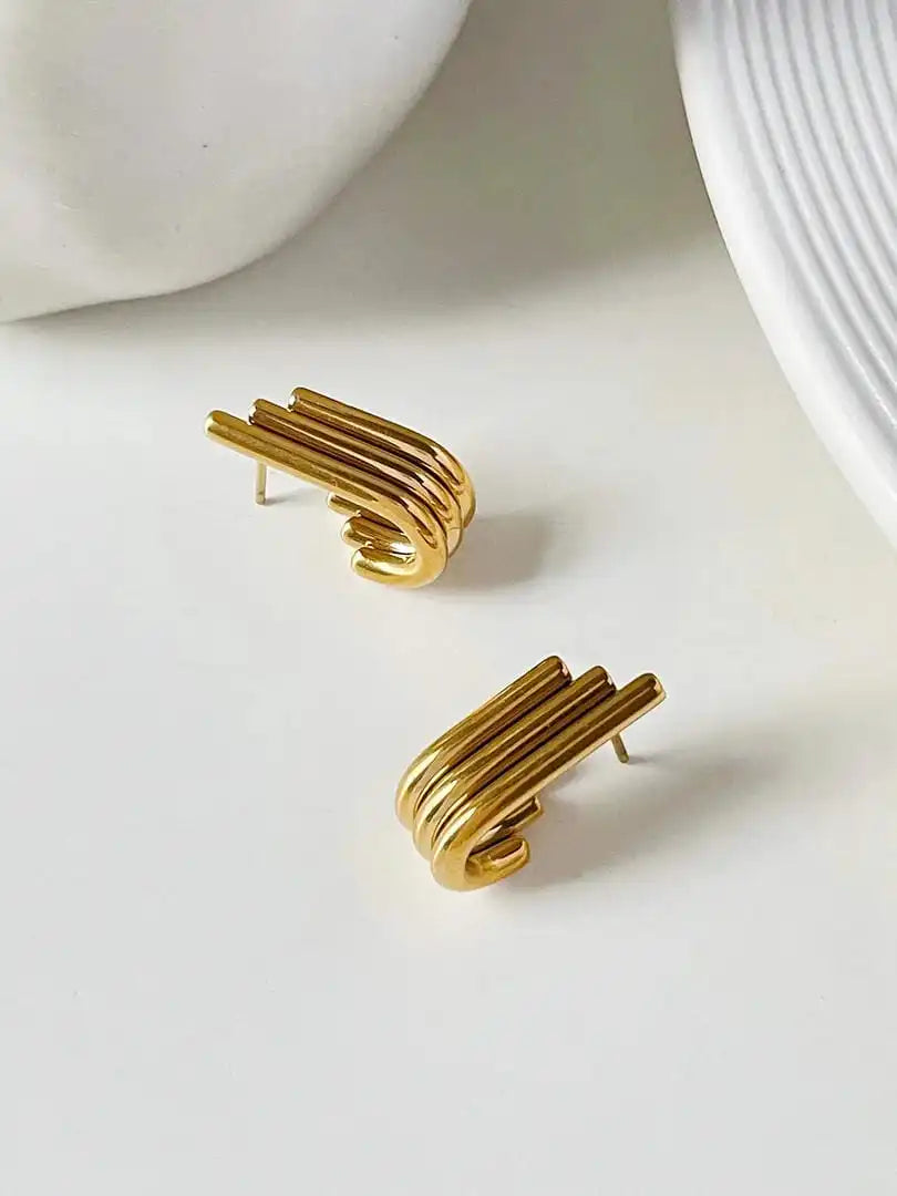 Pendientes de oro acanalados curvos lustrosos