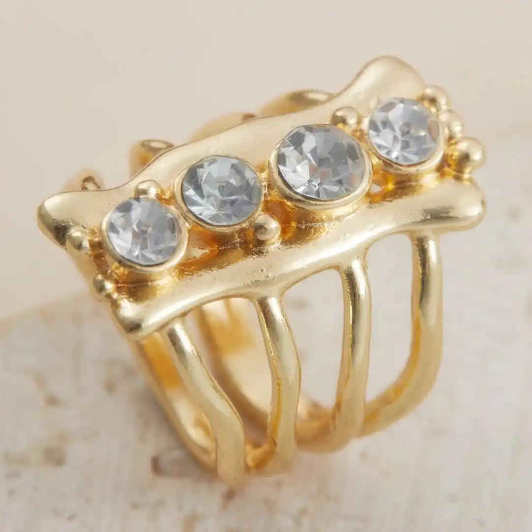 Anillo de oro refinado con cristales y múltiples bandas