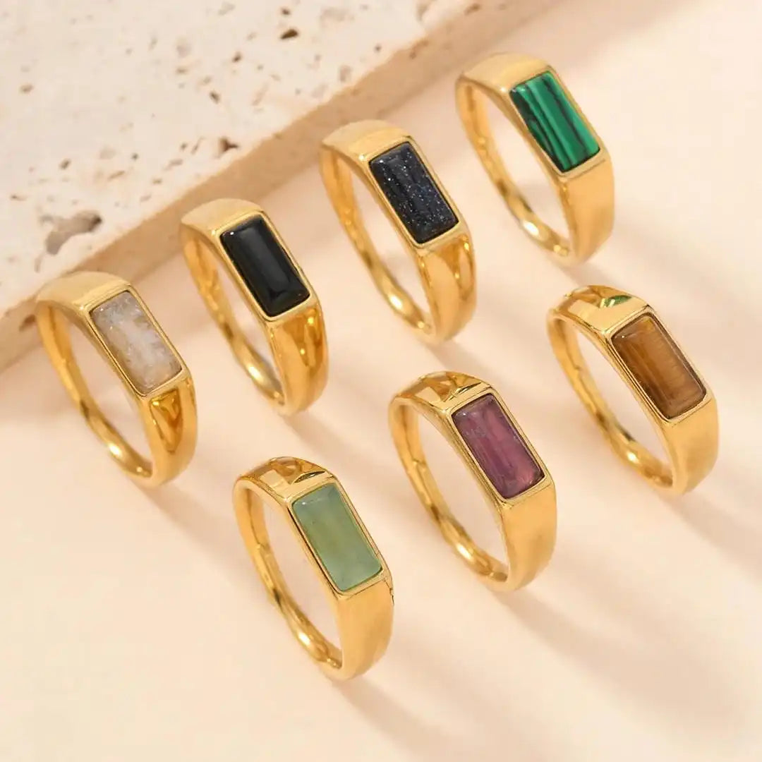 Anillos de oro con piedras preciosas rectangulares elegantes