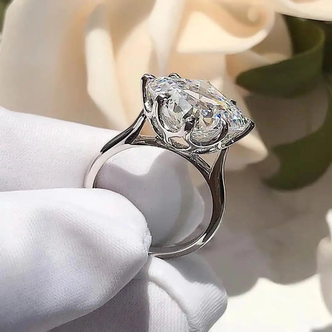 Anillo atemporal de circonita cúbica dorada