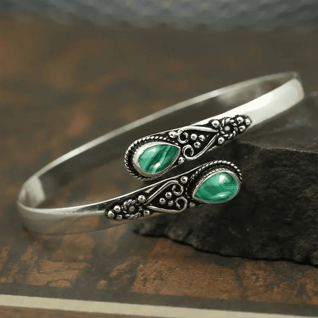 Pulsera vintage con gemas de colores y diseño tribal