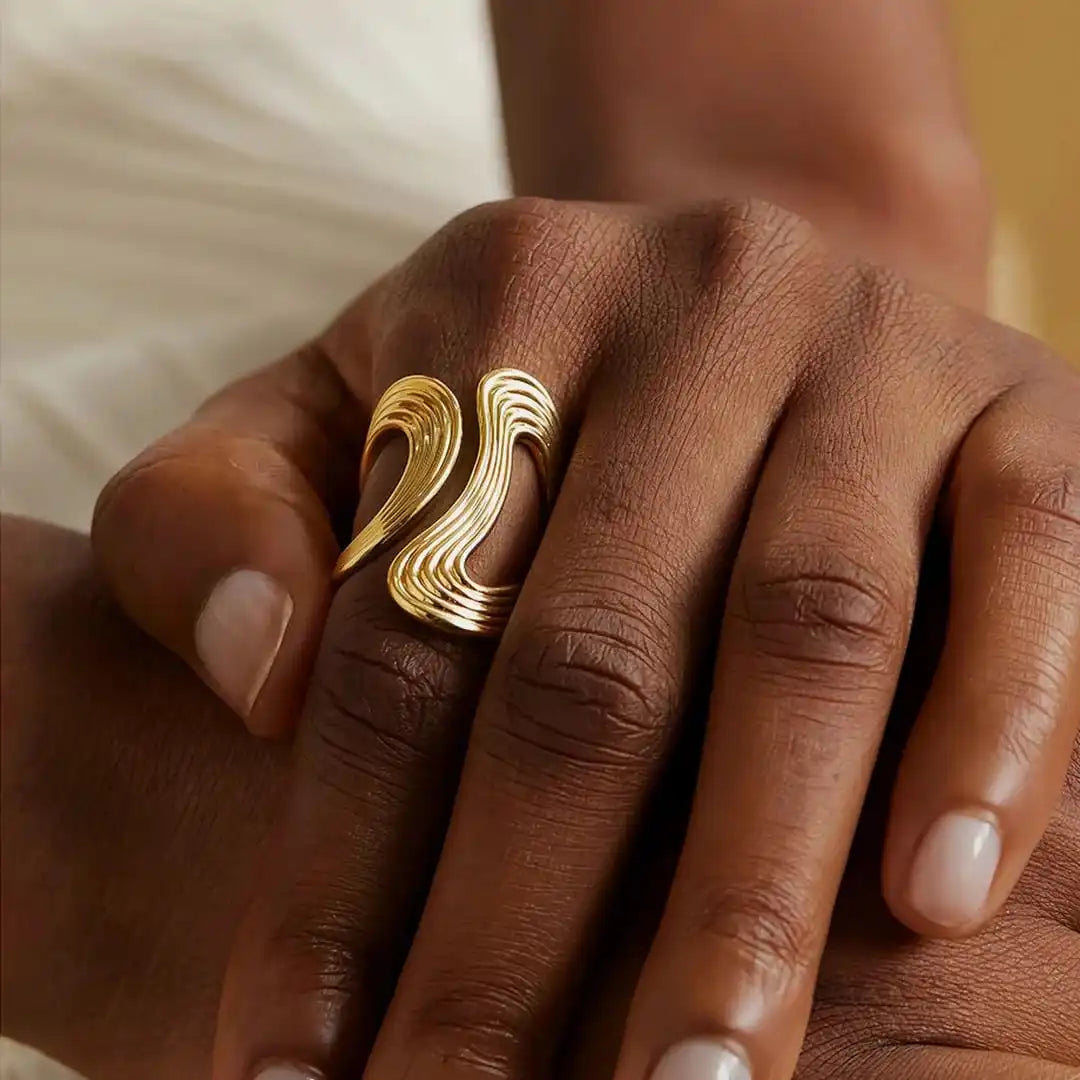 Exquisito Anillo con Cuentas Doradas