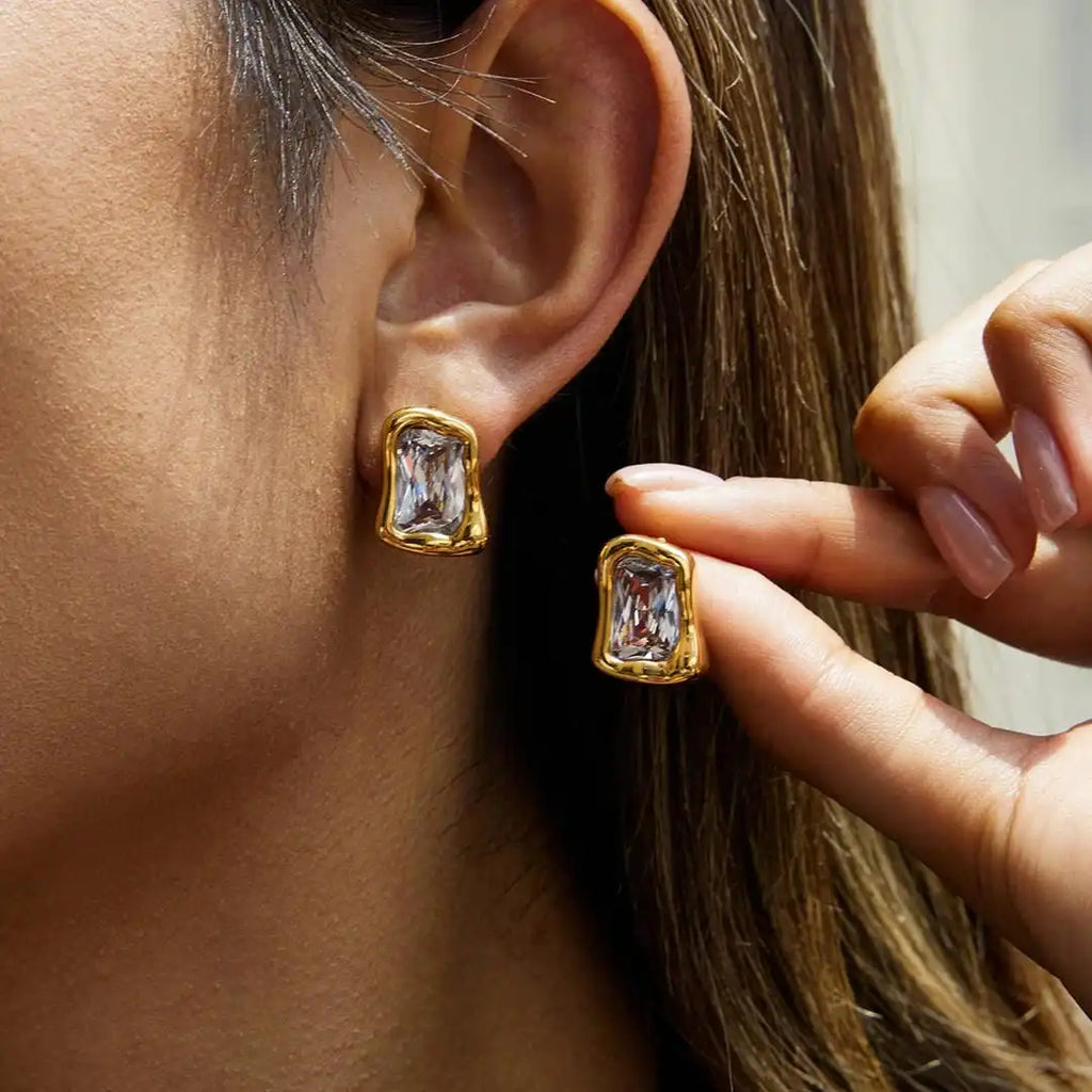 Pendientes cuadrados de circonita de oro atemporales