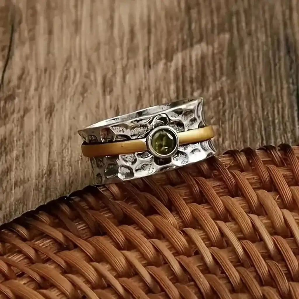 Anillo de plata y oro martillados con peridoto
