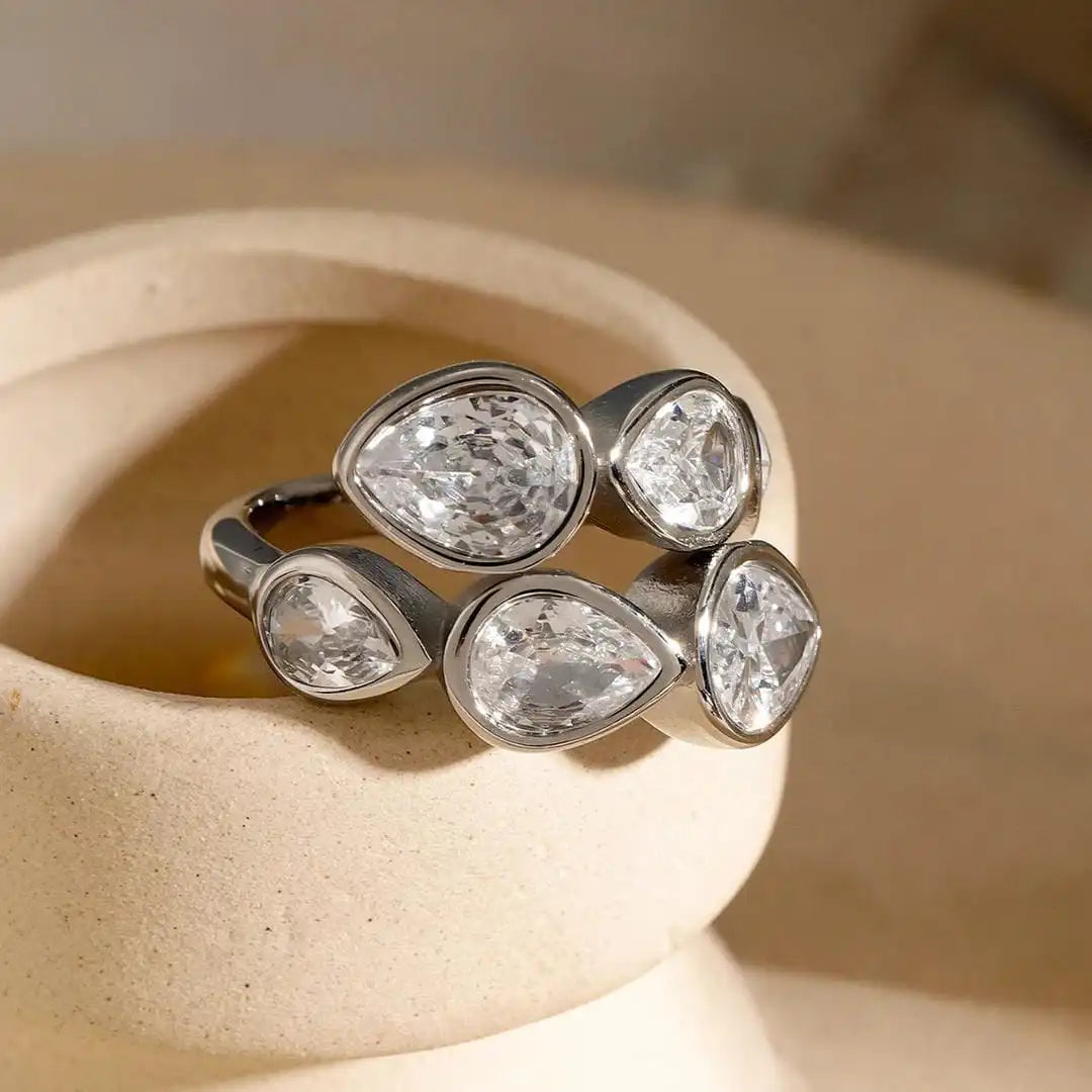 Anillo racimo de cinco lágrimas de piedra