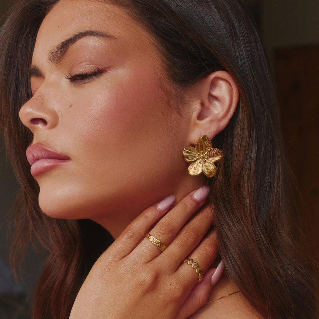 Elegantes aretes florales dorados