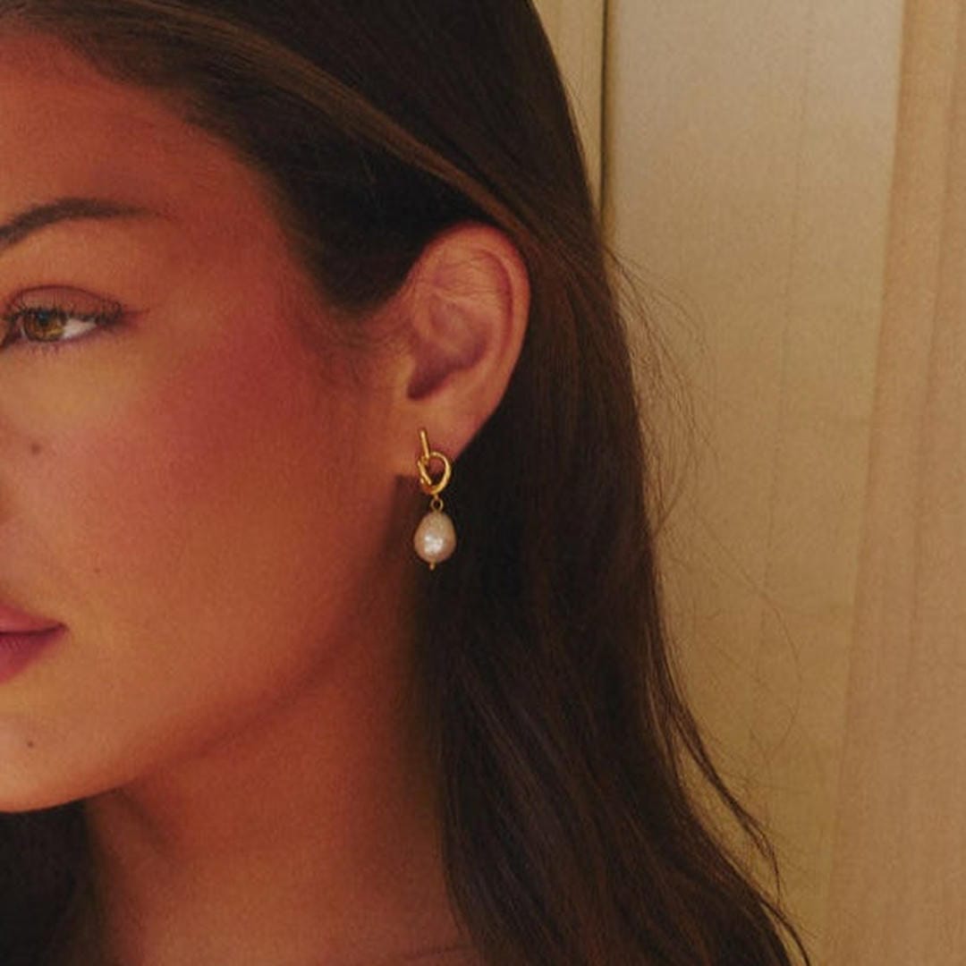 Pendientes de oro con nudo de perlas elegantes
