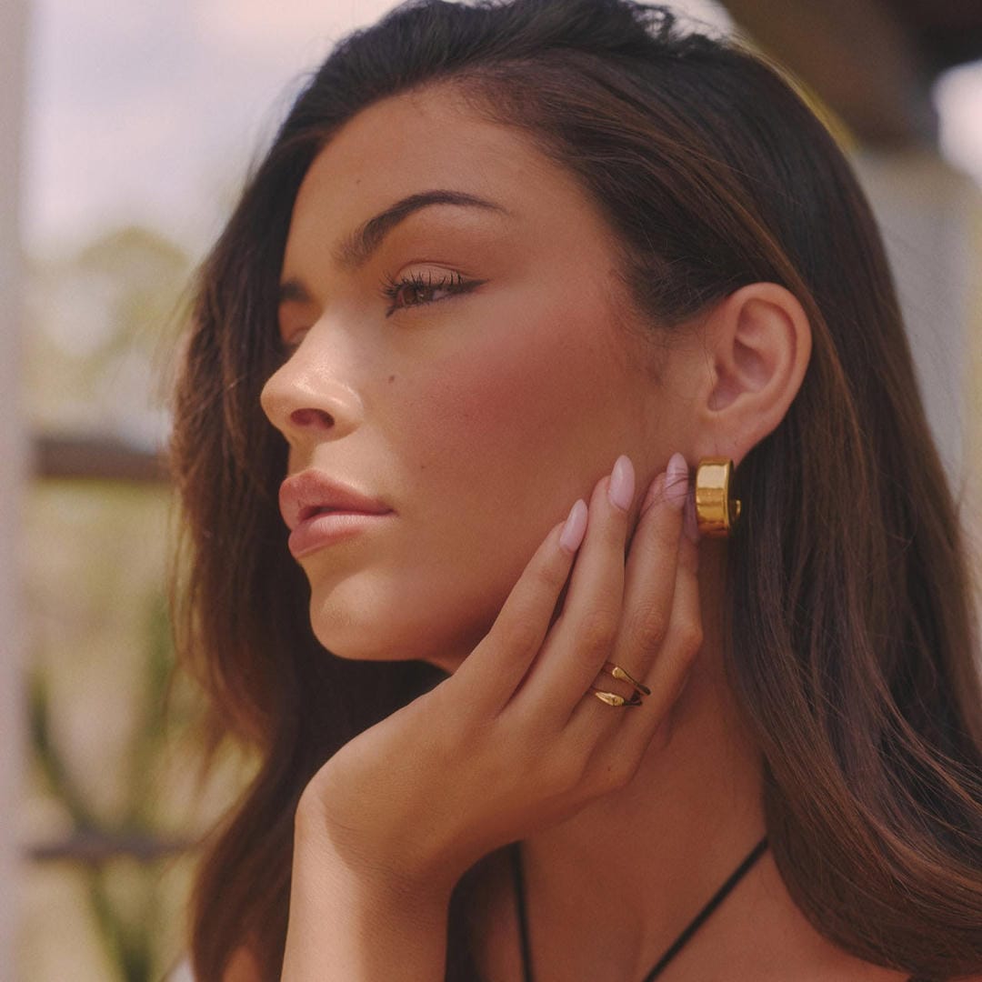 Pendientes de aro dorados, estilo vintage moderno