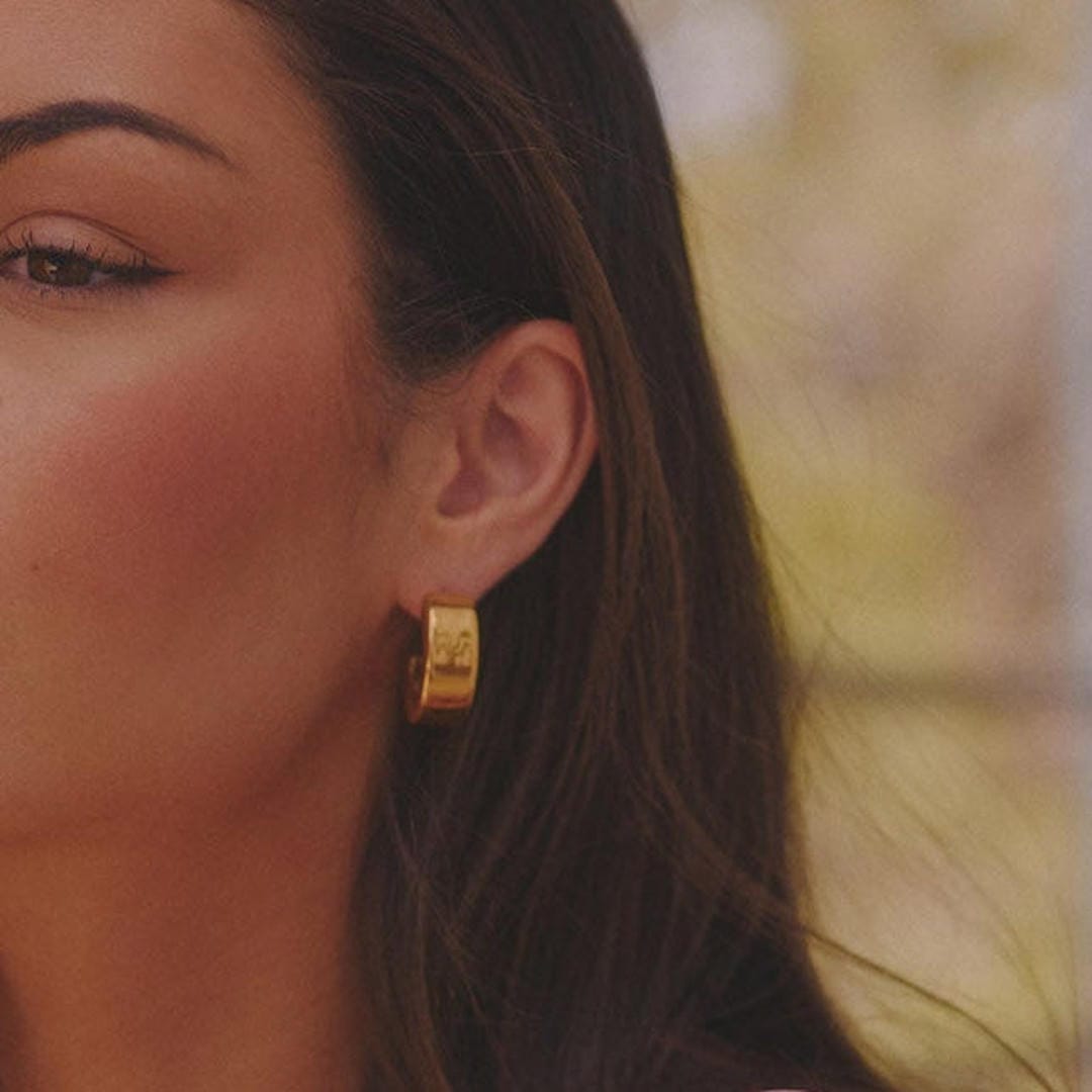 Pendientes de aro dorados, estilo vintage moderno