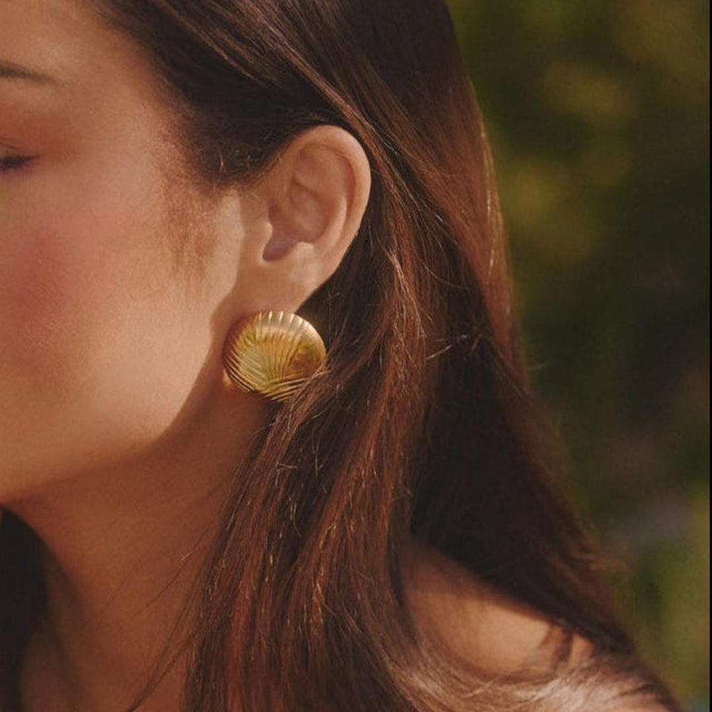 Elegantes pendientes de círculo dorado