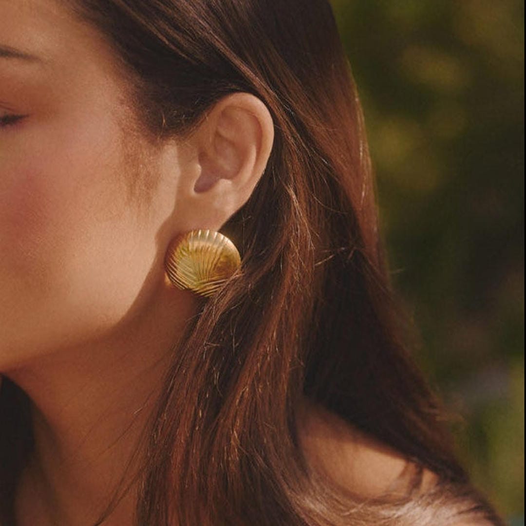 Elegantes pendientes de círculo dorado