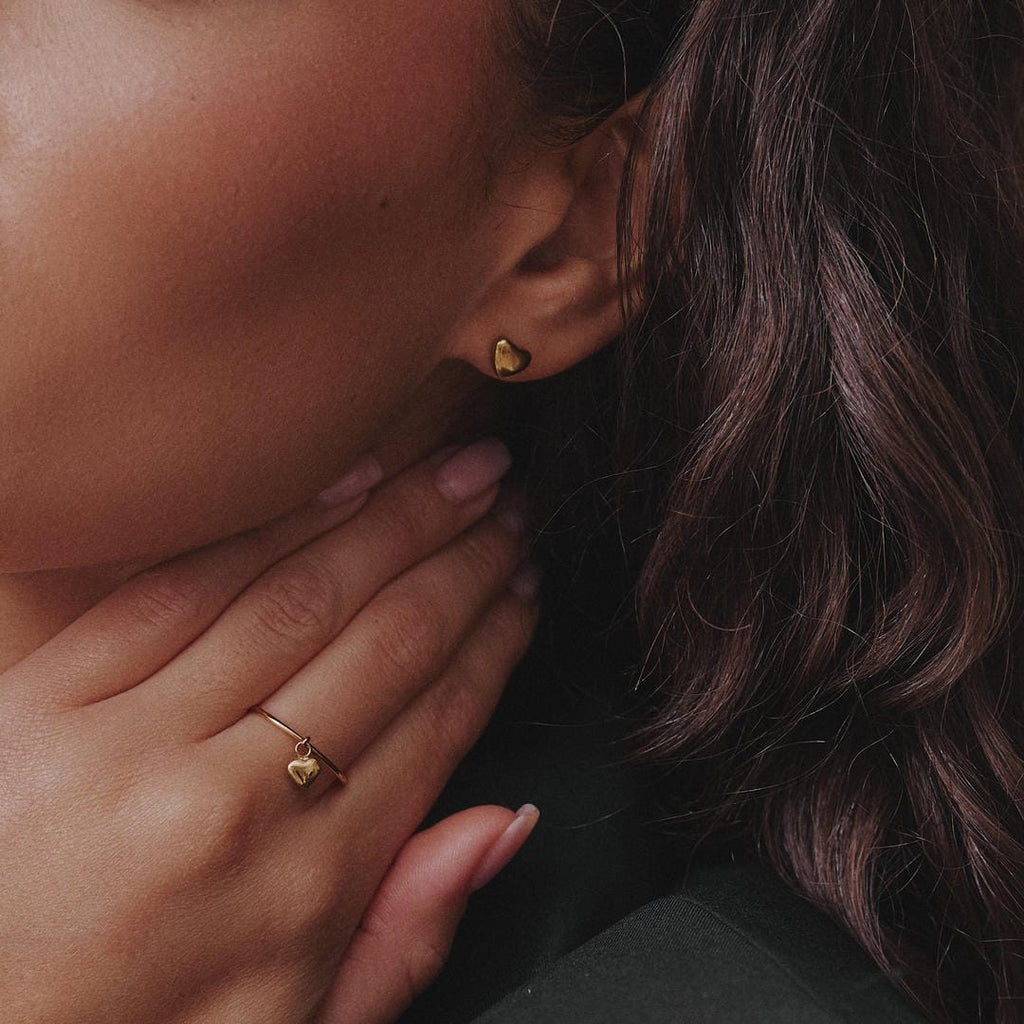 Elegantes Pendientes Mini Corazón Dorados