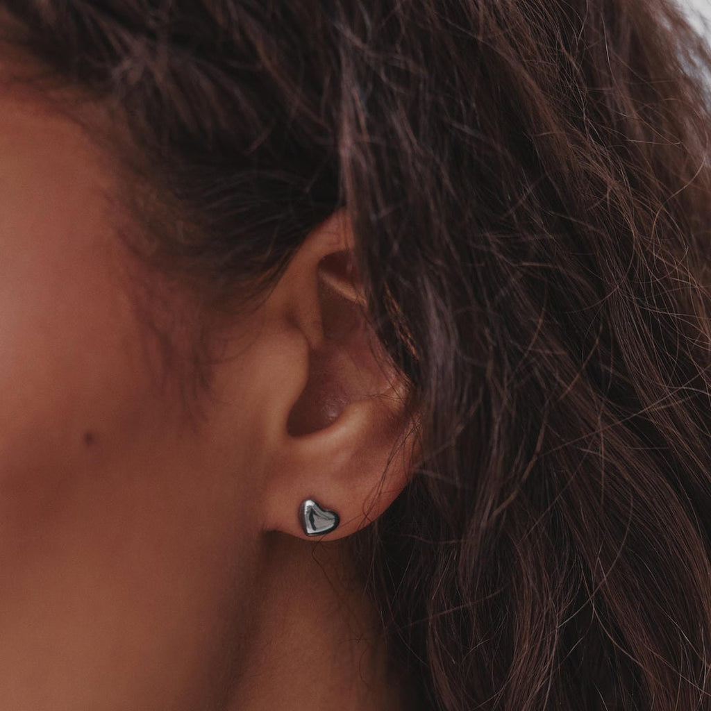 Elegantes pendientes de plata con forma de mini corazón