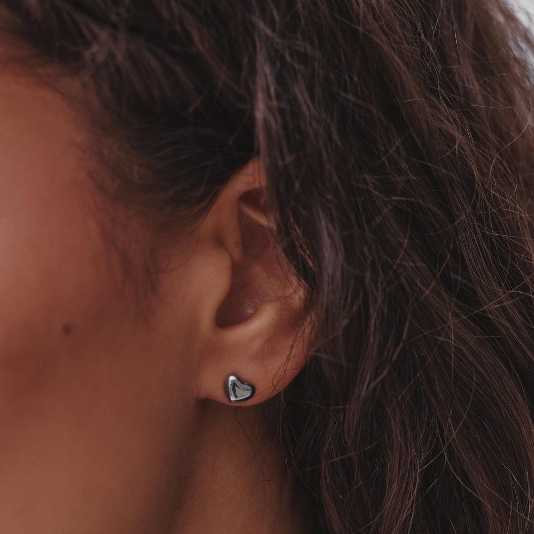 Elegantes pendientes de plata con forma de mini corazón
