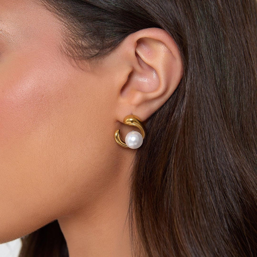 Pendientes Elegantes de Perlas con Remolino Dorado