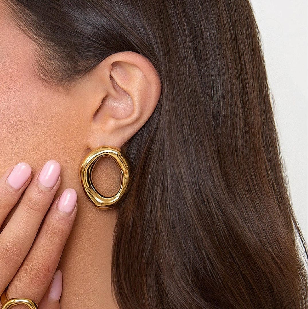 Elegantes Pendientes Curvos Ovalados Abiertos de Oro