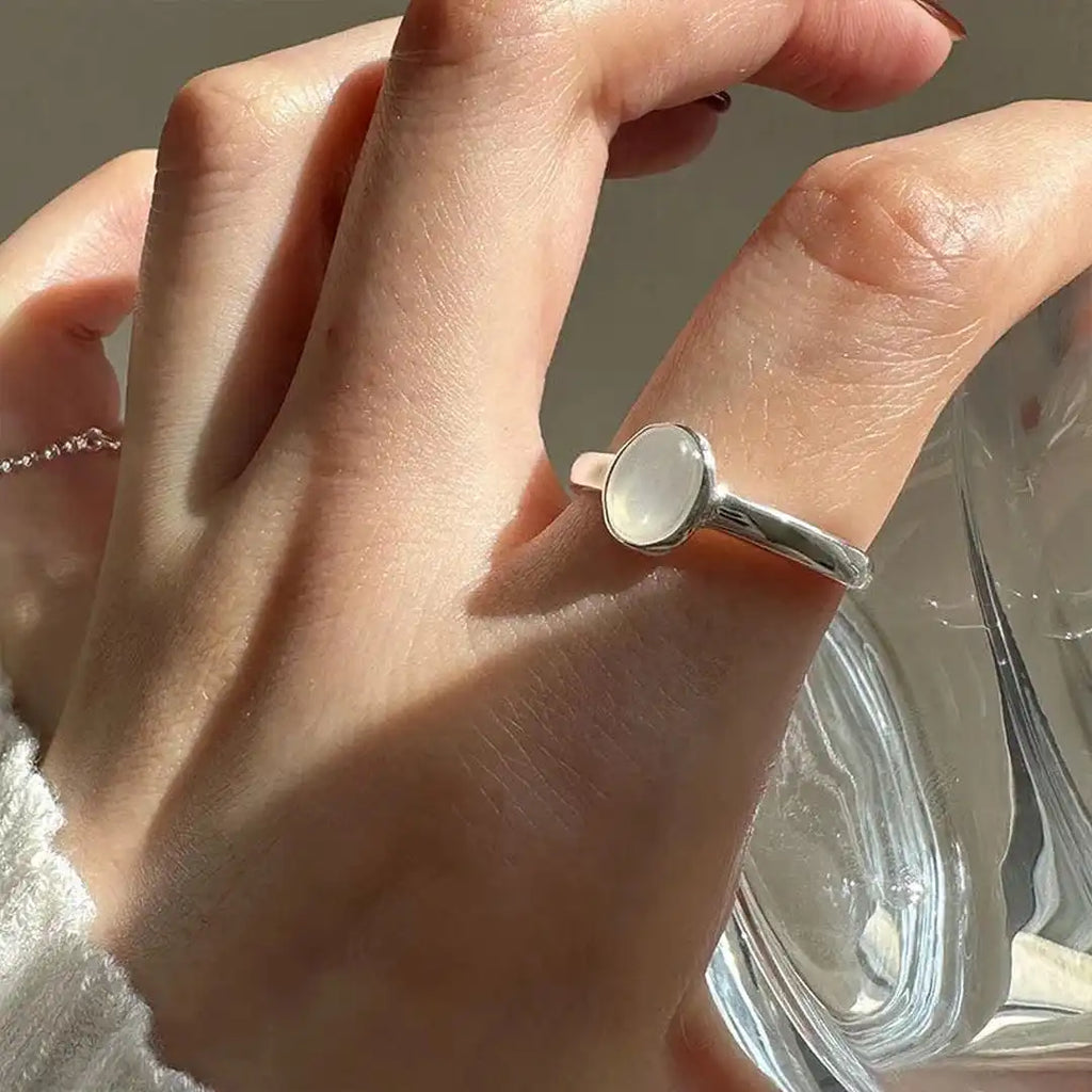 Anillo Minimalista Ovalado de Plata con Piedra Lunar